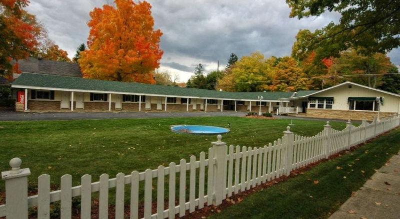 Maple Tree Inn (Maples Motel) - Web Listing (newer photo)